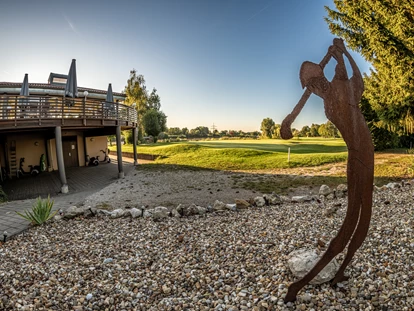 Golfurlaub - Deutschland - Terrasse Clubhaus - Bachhof Resort Straubing - Hotel und Apartments