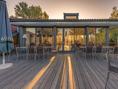 Golfurlaub - Deutschland - Restaurant Clubhaus - Bachhof Resort Straubing - Hotel und Apartments
