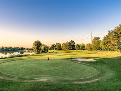 Golfurlaub - Deutschland - Loch 18 - Südblick - Bachhof Resort Straubing - Hotel und Apartments