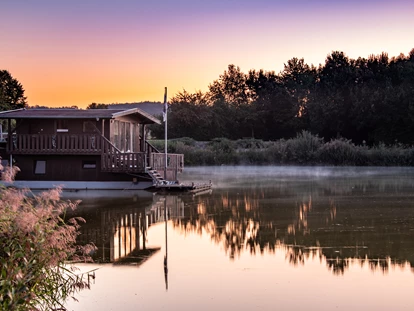 Golfurlaub - Deutschland - Die Fähre am Clubhaus - Bachhof Resort Straubing - Hotel und Apartments