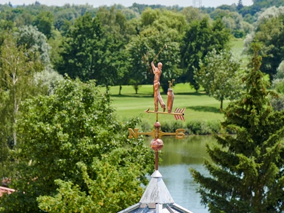Golfurlaub - Deutschland - Vogelperspektive vom Hotel zum Clubhaus - Bachhof Resort Straubing - Hotel und Apartments