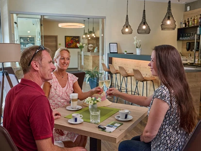 Golfurlaub - Deutschland - An der Hotelbar - Bachhof Resort Straubing - Hotel und Apartments