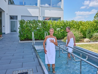 Golfurlaub - Deutschland - Wellness - Bereich Kneippbecken - Bachhof Resort Straubing - Hotel und Apartments