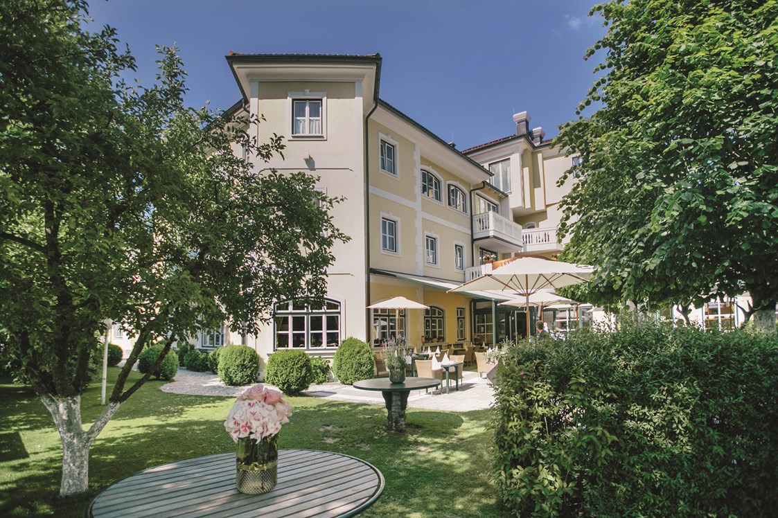 Golfhotel: Hotel Eichingerbauer****s Außenansticht, Hofterrasse, Garten - Hotel Eichingerbauer****s