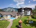 Golfhotel: Hotel Karlwirt Aussenansicht mit Pool und Parkanlage - Hotel Karlwirt - Alpine Wellness am Achensee