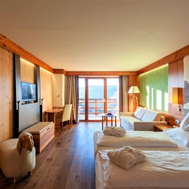 Golfhotel: "Zirm" Zimmer mit Balkon und Dorfblick -  Hotel Emmy-five elements