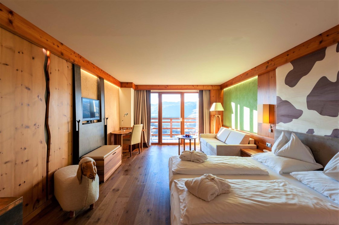 Golfhotel: "Zirm" Zimmer mit Balkon und Dorfblick -  Hotel Emmy-five elements