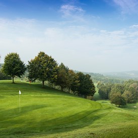 Golfhotel: Golf Course Lederbach
ca.10 Minuten entfernt, sehr hügelig, teilweise starke Anstiege hat aber breite Fairways und einen tollen Blick auf der einen Seite in den bayerischen Wald und auf der anderen Seite zu den Alpen.
Cart ist zu empfehlen. - Gutshof Penning