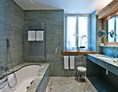Golfhotel: Badezimmer mit einheimischem Granit und Marmor - Parkhotel Margna