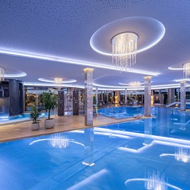 Golfhotel: 20 m Indoorbecken mit Attraktionspools und Wasserfallturm - 5-Sterne Wellness- & Sporthotel Jagdhof