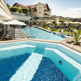 Golfhotel: Whirlpool, 35 °C, mit Bodensprudel und Massagedüsen - 5-Sterne Wellness- & Sporthotel Jagdhof