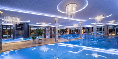 Golfurlaub - Deutschland - 20 m Indoorbecken mit Attraktionspools und Wasserfallturm - 5* Wellness- & Sporthotel Jagdhof