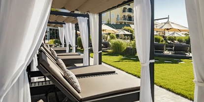 Golfurlaub - Deutschland - Himmelbetten im Gartenbereich - 5* Wellness- & Sporthotel Jagdhof