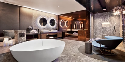 Golfurlaub - Deutschland - Badezimmer der Luxury-Suite mit eigener Sauna, freistehende DUO-Badewanne mit Regensystem, 
Wärmebank und Relax-Bereich - 5* Wellness- & Sporthotel Jagdhof