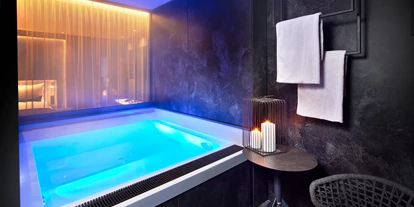 Golfurlaub - Deutschland - Überdachter Hot-Whirlpool am Balkon der Luxus-Suiten - 5* Wellness- & Sporthotel Jagdhof