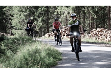 Golfhotel: INNs HOLZ Chaletdorf im Sommer Radfahren Mountainbike - INNs HOLZ Chaletdorf
