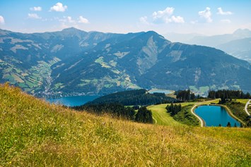 Golfhotel: Bergsee auf der Schmittenhöhe mit Blick auf den Zeller See - Hotel Sonnblick