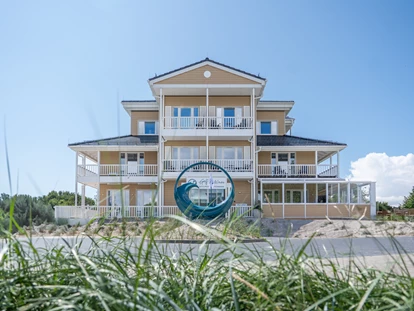 Golfurlaub - Deutschland - Frontalansicht des Hotels - Golf 'n Wave Aktivresort Fehmarn
