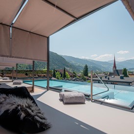 Golfhotel: SKY-INFINITY POOL
270° Panoramablick auf die Landschaft Tirols: Die Berge, Uderns und das Zillertal liegen dir zu Füßen, während du in unserem neuen Sky-Infinity Pool abtauchst. - Hotel Wöscherhof
